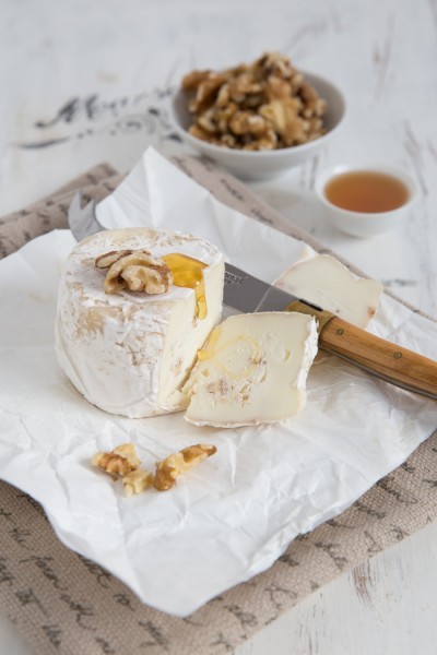 Büffelweißer nach Camembert Art mit Walnuss