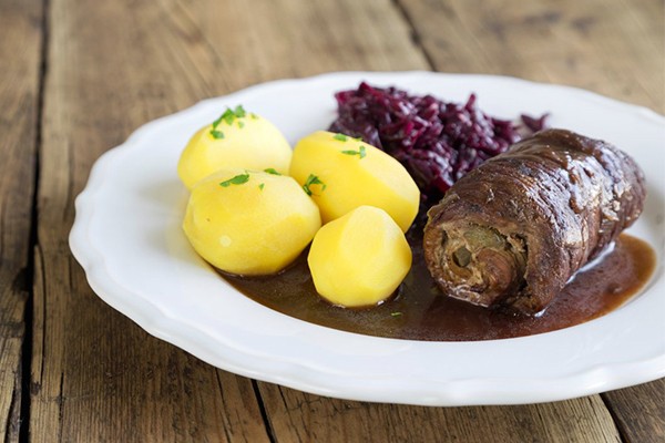 Klassische Rinderrouladen mit Beilage