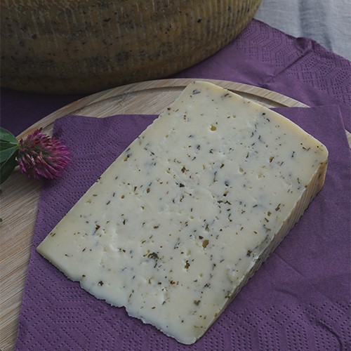 Grausteiner Rohmilchkäse mit Basilikum und Knoblauch