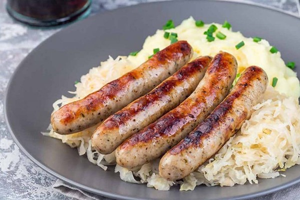 Bratwurst mit Kartoffelpüree und Sauerkraut